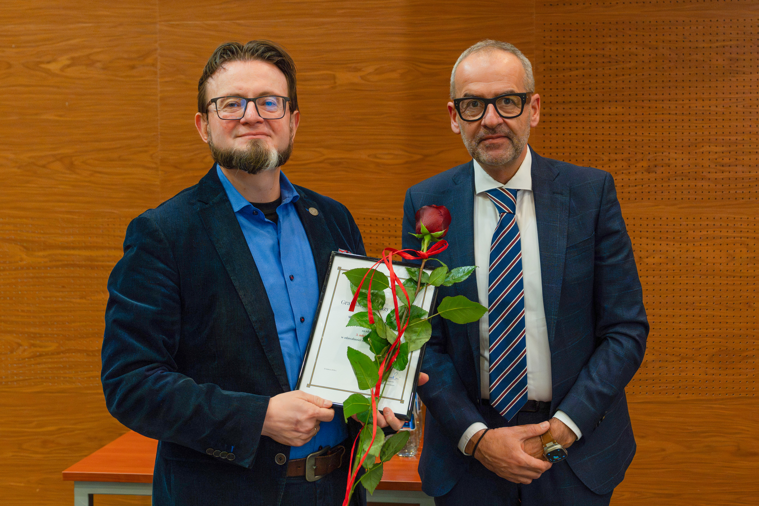 Rektor Uniwersytetu Gdańskiego - prof. dr hab. Piotr Stepnowski wręczył list gratulacyjny Dziekanowi WPiA - dr. hab. Wojciechowi Zalewskiemu, prof. UG.