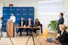 Konferencja „Ingerencja państwa na rynku ubezpieczeniowym – czuły opiekun czy autorytarny regulator?”, która odbyła się w ubiegły piątek na Wydziale Prawa i Administracji Uniwersytetu Gdańskiego, zgromadziła niemal całe środowisko naukowe zajmujące się prawem ubezpieczeniowym w Polsce, a także kluczowych przedstawicieli rynku, na czele z Polską Izbą Ubezpieczeń oraz Rzecznikiem Finansowym. Wydarzenie stanowiło kolejną odsłonę cyklu „nauka dla praktyki – praktyka dla nauki”