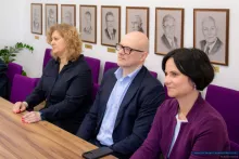 Konferencja „Ingerencja państwa na rynku ubezpieczeniowym – czuły opiekun czy autorytarny regulator?”, która odbyła się w ubiegły piątek na Wydziale Prawa i Administracji Uniwersytetu Gdańskiego, zgromadziła niemal całe środowisko naukowe zajmujące się prawem ubezpieczeniowym w Polsce, a także kluczowych przedstawicieli rynku, na czele z Polską Izbą Ubezpieczeń oraz Rzecznikiem Finansowym. Wydarzenie stanowiło kolejną odsłonę cyklu „nauka dla praktyki – praktyka dla nauki”