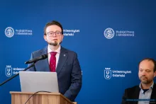 Konferencja „Ingerencja państwa na rynku ubezpieczeniowym – czuły opiekun czy autorytarny regulator?”, która odbyła się w ubiegły piątek na Wydziale Prawa i Administracji Uniwersytetu Gdańskiego, zgromadziła niemal całe środowisko naukowe zajmujące się prawem ubezpieczeniowym w Polsce, a także kluczowych przedstawicieli rynku, na czele z Polską Izbą Ubezpieczeń oraz Rzecznikiem Finansowym. Wydarzenie stanowiło kolejną odsłonę cyklu „nauka dla praktyki – praktyka dla nauki”