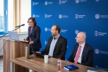 Konferencja „Ingerencja państwa na rynku ubezpieczeniowym – czuły opiekun czy autorytarny regulator?”, która odbyła się w ubiegły piątek na Wydziale Prawa i Administracji Uniwersytetu Gdańskiego, zgromadziła niemal całe środowisko naukowe zajmujące się prawem ubezpieczeniowym w Polsce, a także kluczowych przedstawicieli rynku, na czele z Polską Izbą Ubezpieczeń oraz Rzecznikiem Finansowym. Wydarzenie stanowiło kolejną odsłonę cyklu „nauka dla praktyki – praktyka dla nauki”