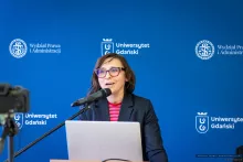 Konferencja „Ingerencja państwa na rynku ubezpieczeniowym – czuły opiekun czy autorytarny regulator?”, która odbyła się w ubiegły piątek na Wydziale Prawa i Administracji Uniwersytetu Gdańskiego, zgromadziła niemal całe środowisko naukowe zajmujące się prawem ubezpieczeniowym w Polsce, a także kluczowych przedstawicieli rynku, na czele z Polską Izbą Ubezpieczeń oraz Rzecznikiem Finansowym. Wydarzenie stanowiło kolejną odsłonę cyklu „nauka dla praktyki – praktyka dla nauki”