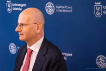 Konferencja „Ingerencja państwa na rynku ubezpieczeniowym – czuły opiekun czy autorytarny regulator?”, która odbyła się w ubiegły piątek na Wydziale Prawa i Administracji Uniwersytetu Gdańskiego, zgromadziła niemal całe środowisko naukowe zajmujące się prawem ubezpieczeniowym w Polsce, a także kluczowych przedstawicieli rynku, na czele z Polską Izbą Ubezpieczeń oraz Rzecznikiem Finansowym. Wydarzenie stanowiło kolejną odsłonę cyklu „nauka dla praktyki – praktyka dla nauki”