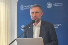 Konferencja „Ingerencja państwa na rynku ubezpieczeniowym – czuły opiekun czy autorytarny regulator?”, która odbyła się w ubiegły piątek na Wydziale Prawa i Administracji Uniwersytetu Gdańskiego, zgromadziła niemal całe środowisko naukowe zajmujące się prawem ubezpieczeniowym w Polsce, a także kluczowych przedstawicieli rynku, na czele z Polską Izbą Ubezpieczeń oraz Rzecznikiem Finansowym. Wydarzenie stanowiło kolejną odsłonę cyklu „nauka dla praktyki – praktyka dla nauki”