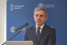 Konferencja „Ingerencja państwa na rynku ubezpieczeniowym – czuły opiekun czy autorytarny regulator?”, która odbyła się w ubiegły piątek na Wydziale Prawa i Administracji Uniwersytetu Gdańskiego, zgromadziła niemal całe środowisko naukowe zajmujące się prawem ubezpieczeniowym w Polsce, a także kluczowych przedstawicieli rynku, na czele z Polską Izbą Ubezpieczeń oraz Rzecznikiem Finansowym. Wydarzenie stanowiło kolejną odsłonę cyklu „nauka dla praktyki – praktyka dla nauki”