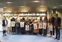 zdjęcie zbiorowe laureatów z nagrodami
