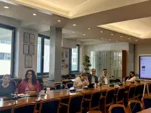 zdjęcie uczestników konferencji siedzących w sali obrad 