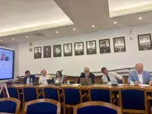 zdjęcie uczestników konferencji siedzących w sali obrad