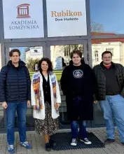 dr Kowalczyk i Studenci Koła Naukowego Tradycji Prawa Rzymskiego przed budynkiem bursy Akademi Łomżyńskiej