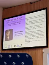 slajd na wyświetlaczu o jednej z prelegentek sędzi Dorocie Zabłudowskiej