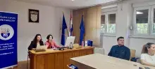 prof. M. Balwicka-Szczyrba i dr Beata J. Kowalczyk podczas wystąpienia w sali wykładowej 