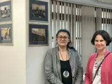 Prof. M. Balwicka-Szczyrba z prof. Ranką Jeknić w sali wykładowej w tle obrazy