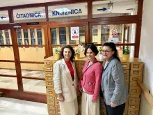 prof. M. Balwicka -Szczyrba, prof. Ranka Jeknić i dr. Beata J. Kowalczyk przed wejściem do wydziałowej biblioteki