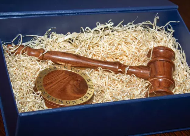 Wręczenie atrybutu zawodu komornika sądowego - młotka licytacyjnego