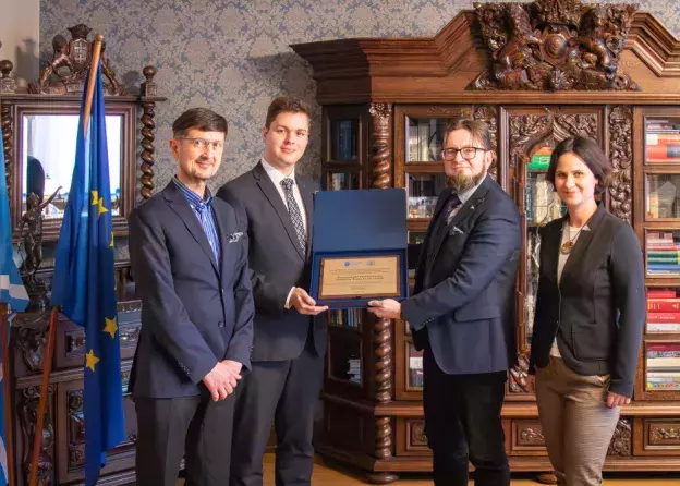 35-lecie ELSA Gdańsk. Przekazanie tablicy gratulacyjnej