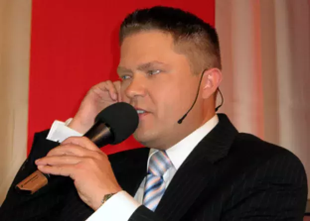 [#wpiaugdumnyzabsolwentow] Sławomir Siezieniewski (absolwent 1992) - dziennikarz telewizyjny,…